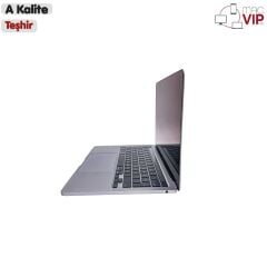 MACBOOK PRO 13 inç 2020 M1 8CPU, 8GPU, 8GB RAM, 256GB SSD - A2338 - Teşhir