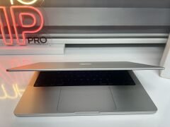 MacBook Pro 14 inç 2023 M3 16GB RAM 512GB SSD Gümüş A Kalite