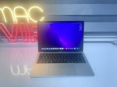 MacBook Pro 13 inç 2016 Touch Bar 8GB RAM 256GB SSD Gümüş A Kalite