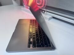 MacBook Pro 13 inç 2020 M1 16GB RAM 512GB SSD Uzay Grisi A Kalite