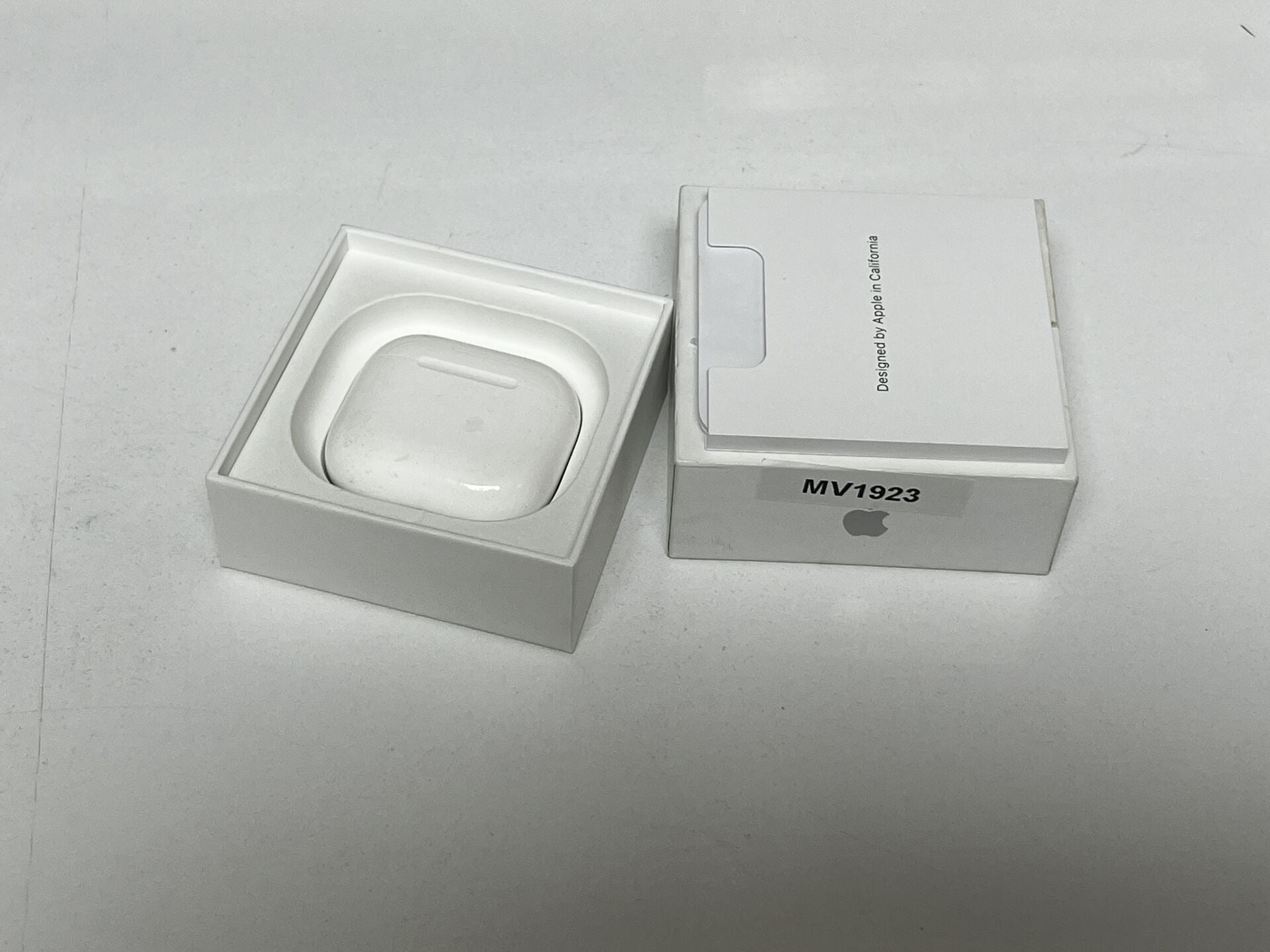 APPLE AIRPODS 4 NESİL MAGSAFE ŞARJ KUTUSU BEYAZ 2. EL SORUNSUZ