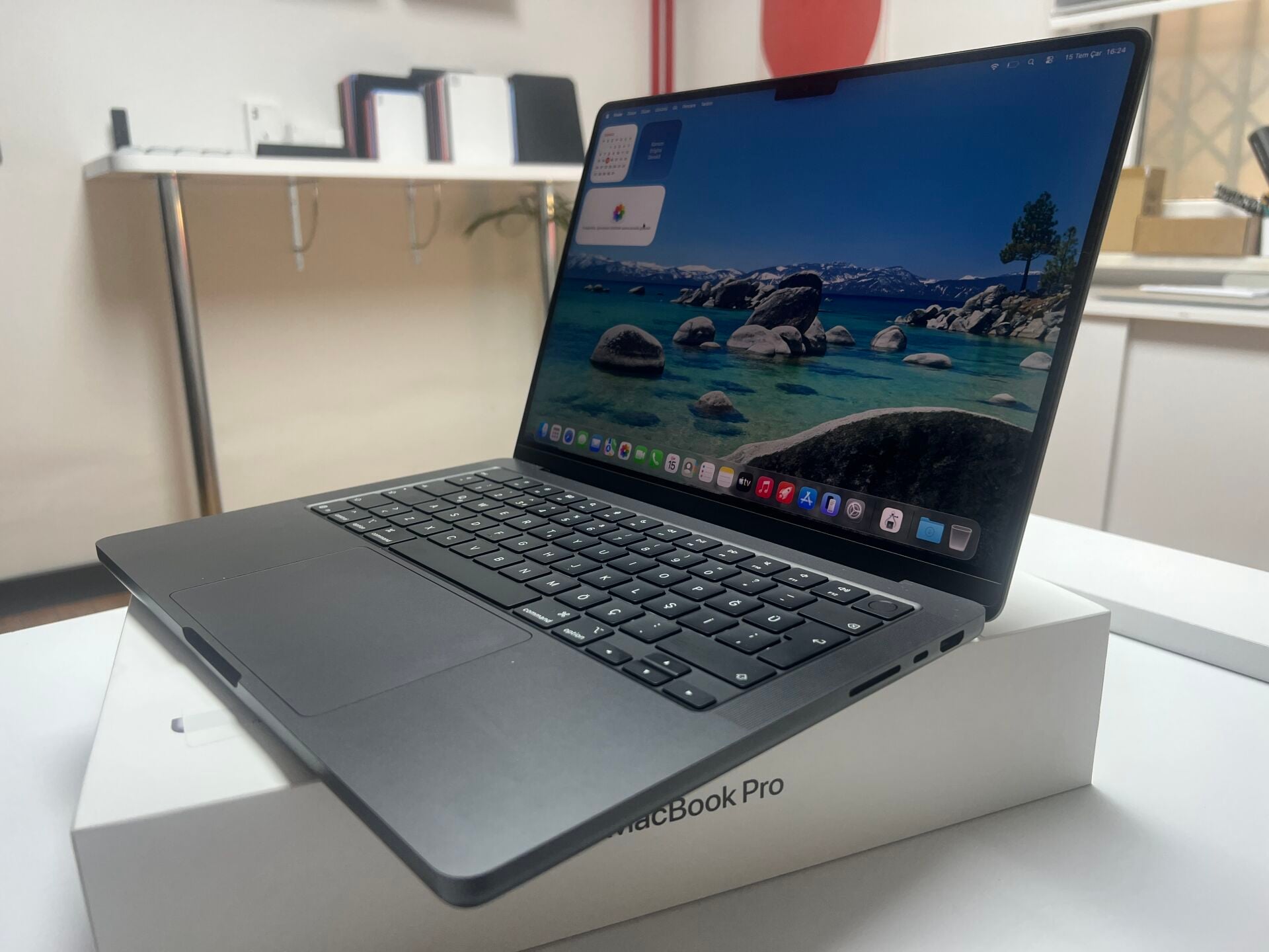 MacBook Pro 14 inç M5 10CPU 10GPU 24GB RAM 1TB SSD Uzay Siyahı - TEŞHİR
