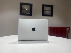 MacBook Pro 14 M3 512GB Gümüş (Teşhir A Kalite)