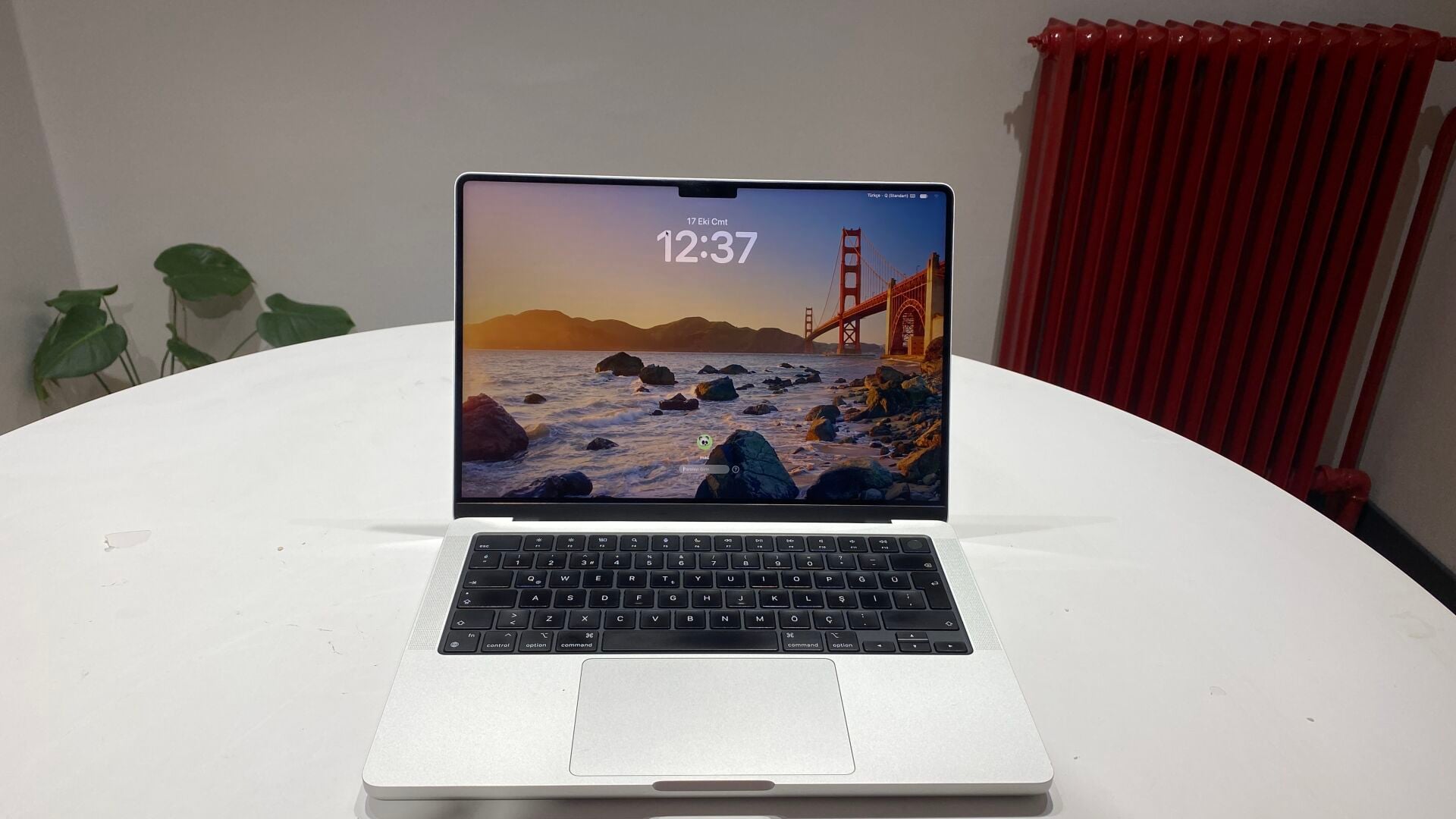 MacBook Pro 14 M3 512GB Gümüş (Teşhir A Kalite)