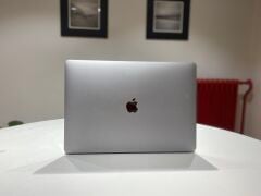 MacBook Pro 15 2018 i9 2.9GHz / 32GB RAM / 1TB SSD / 4GB GPU Uzay Grisi
